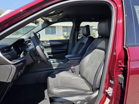 New 2025 Jeep Grand Cherokee Altitude image 10