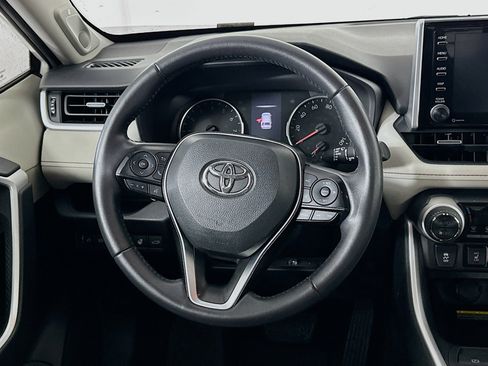 Used 2020 Toyota RAV4 XLE Premium image 18