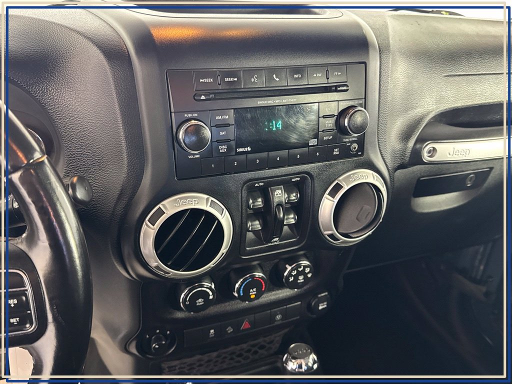 Used 2018 Jeep Wrangler Unlimited Sahara w/ Connectivity Group AWD/4WD image 38