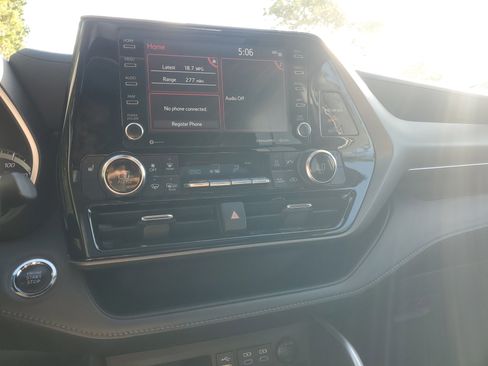 Used 2022 Toyota Highlander XLE image 27