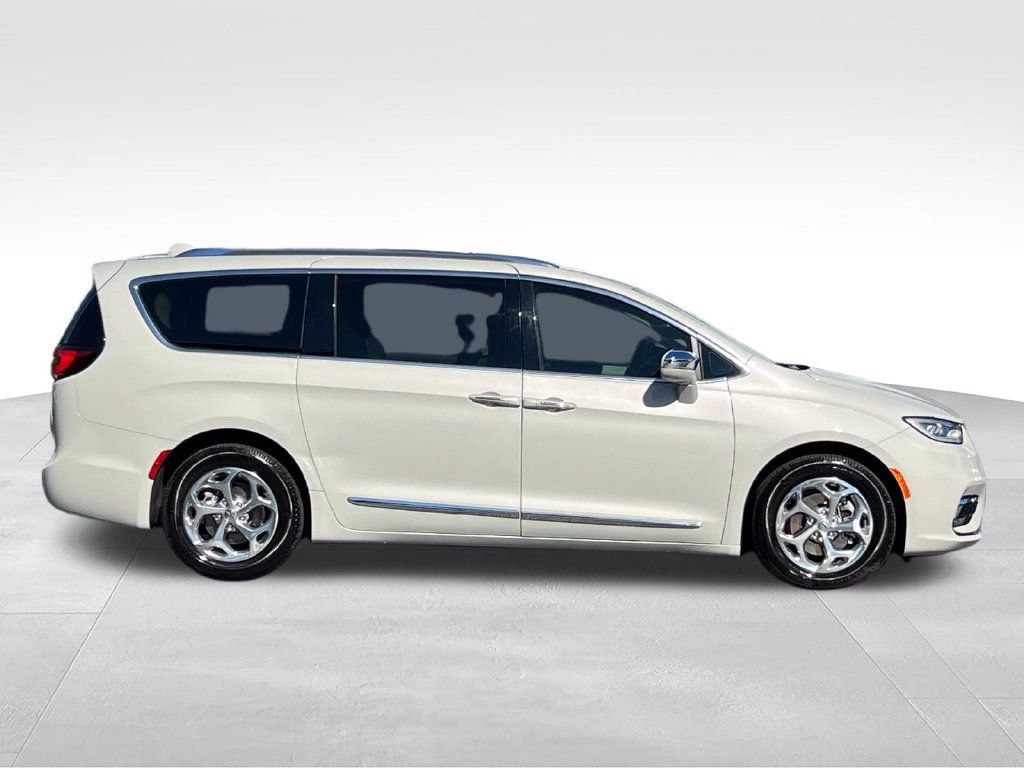 Used 2021 Chrysler Pacifica Limited w/ Uconnect Theater Family Group FWD image 4