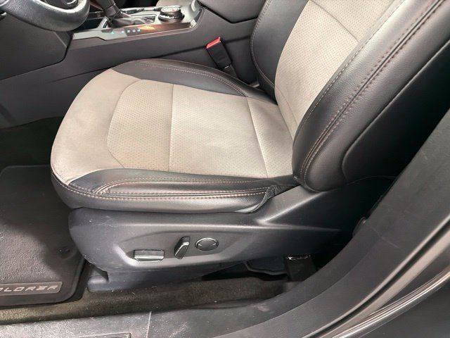 Used 2017 Ford Explorer XLT w/ Equipment Group 202A AWD/4WD image 23