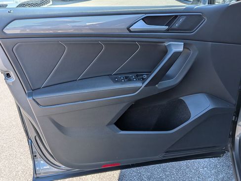 Used 2023 Volkswagen Tiguan SE w/ Panoramic Sunroof Package image 11