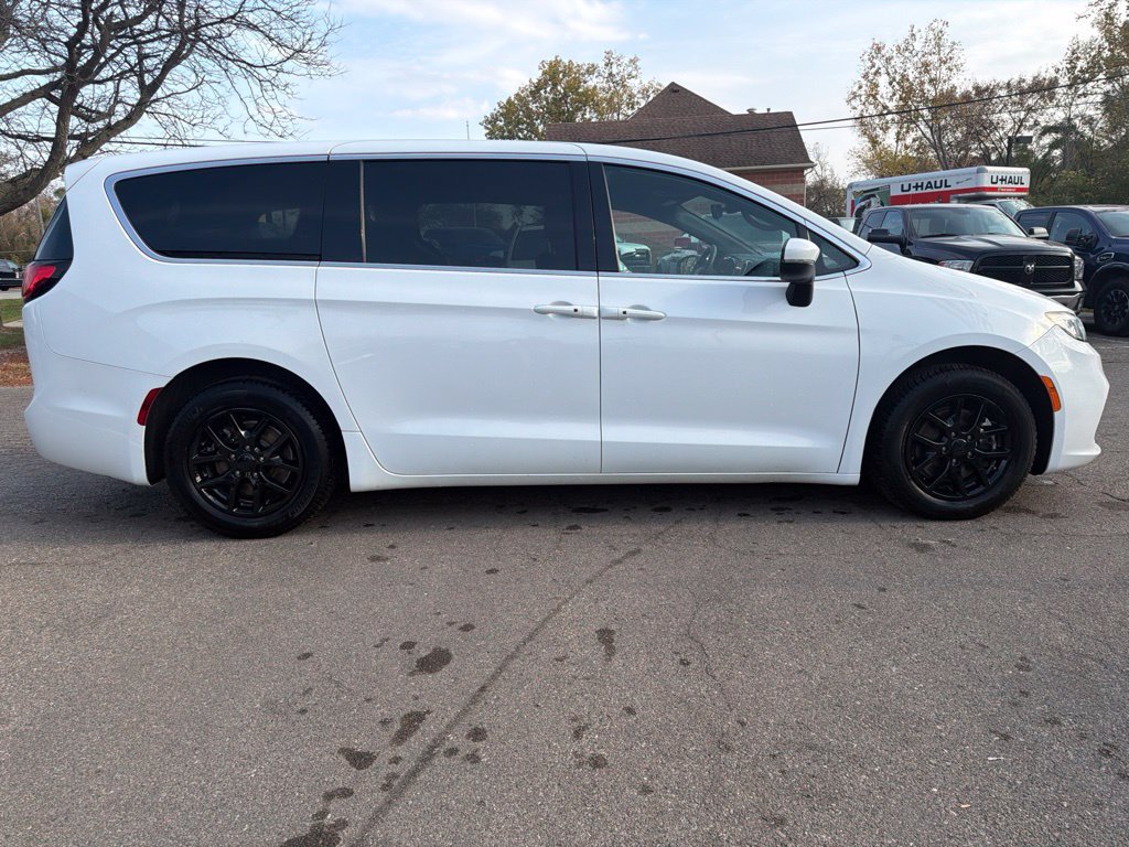 Used 2023 Chrysler Pacifica Touring FWD image 4