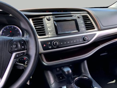 Used 2017 Toyota Highlander LE FWD image 7