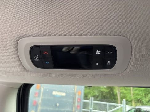 Used 2024 Chrysler Pacifica Touring-L image 20