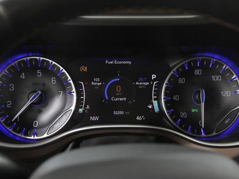 Used 2019 Chrysler Pacifica Touring-L w/ Advanced Safetytec Group image 8