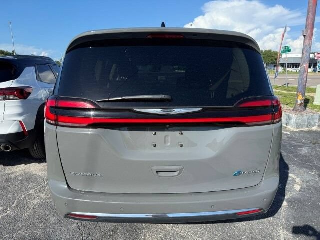 Used 2023 Chrysler Pacifica Touring-L FWD image 4