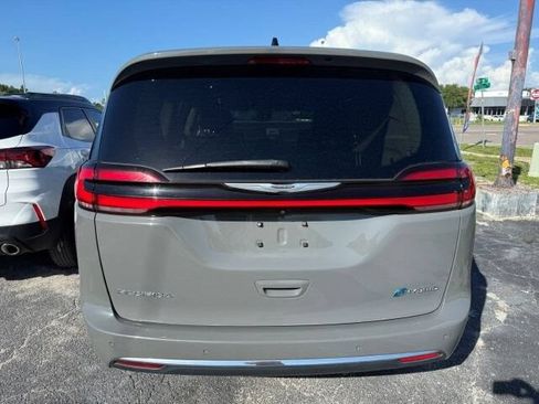 Used 2023 Chrysler Pacifica Touring-L FWD image 4