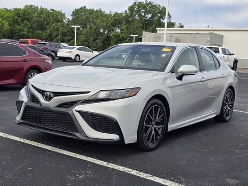 Used 2023 Toyota Camry SE w/ Convenience Package FWD image 3