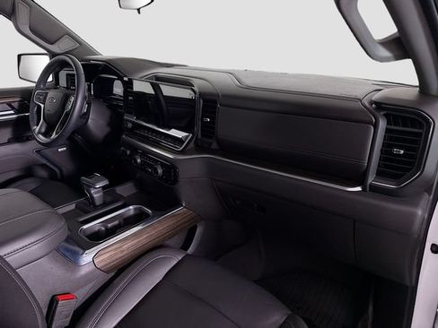 Used 2025 Chevrolet Silverado 1500 LT Trail Boss w/ Convenience Package II AWD/4WD image 29
