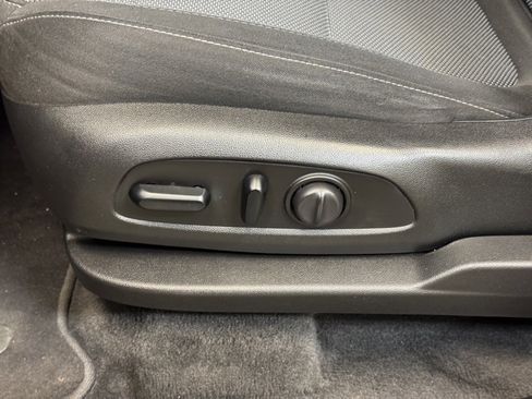 Used 2019 Chevrolet Traverse LT image 12