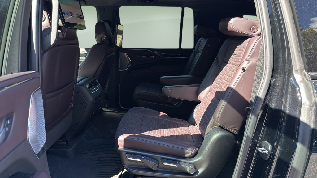Certified 2024 Cadillac Escalade ESV Sport Platinum w/ LPO, ONYX Package AWD/4WD image 23