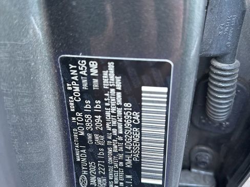 Certified 2025 Hyundai Elantra SE FWD image 3