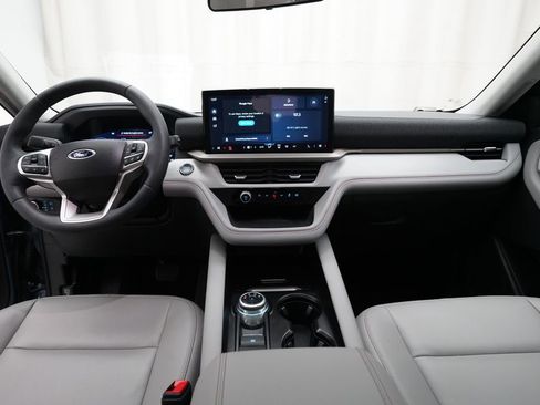 Used 2025 Ford Explorer Active w/ Active Comfort Package image 5