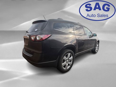 Used 2017 Chevrolet Traverse LT w/ Style and Technology Package image 3