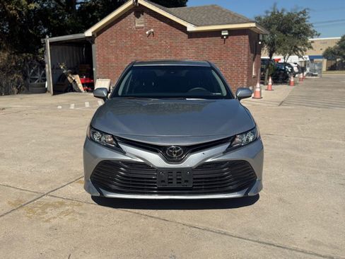 Used 2018 Toyota Camry LE image 2