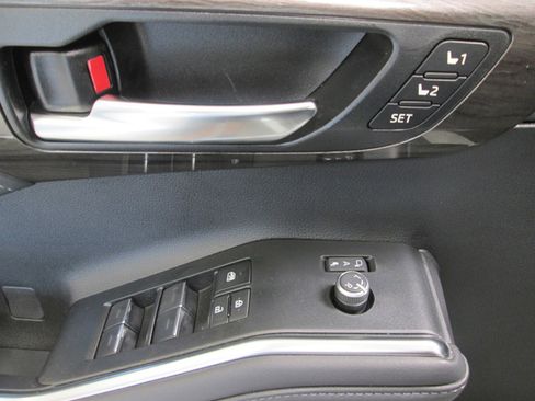 Used 2023 Toyota Highlander Platinum image 13