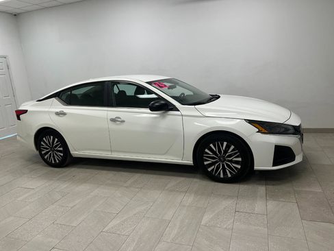 Used 2025 Nissan Altima 2.5 SV image 3