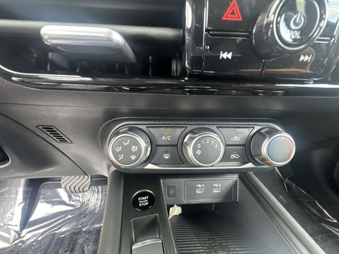 Used 2025 Nissan Kicks SV AWD/4WD image 20