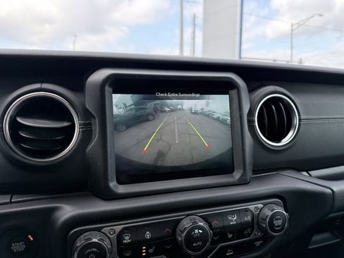 Used 2021 Jeep Wrangler Unlimited Sahara w/ Cold Weather Group image 17