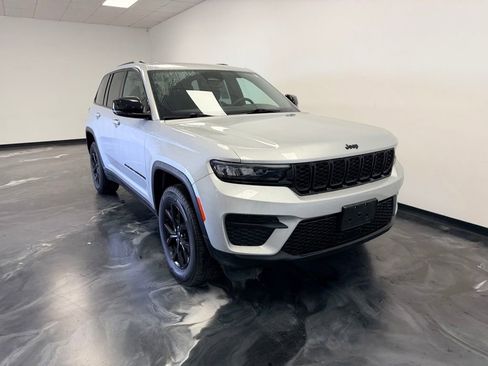 Used 2024 Jeep Grand Cherokee Altitude AWD/4WD image 22
