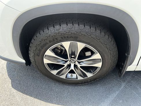 Used 2023 Toyota Highlander XLE AWD/4WD image 8