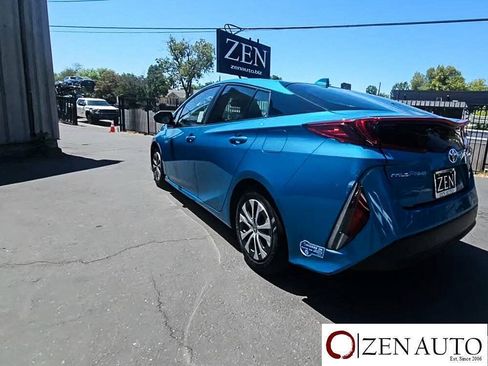 Used 2021 Toyota Prius Prime XLE FWD image 4