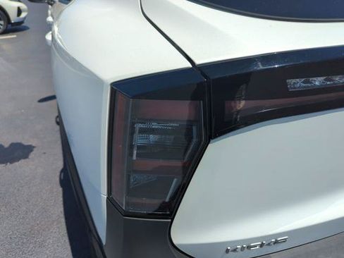 Certified 2025 Nissan Kicks SR FWD image 18