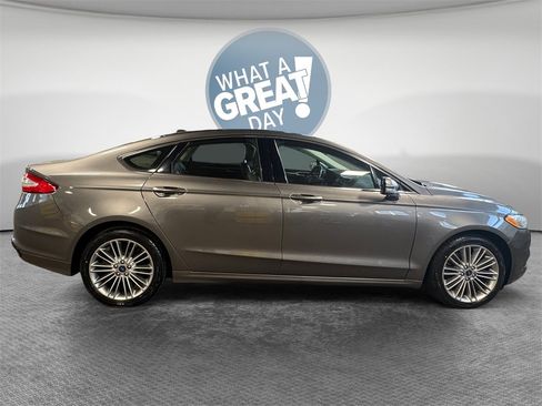 Used 2014 Ford Fusion SE w/ Equipment Group 202A image 2