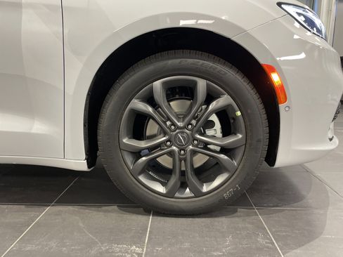 New 2026 Chrysler Pacifica Select image 12