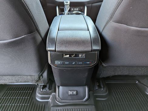 Used 2023 Toyota Highlander LE image 37