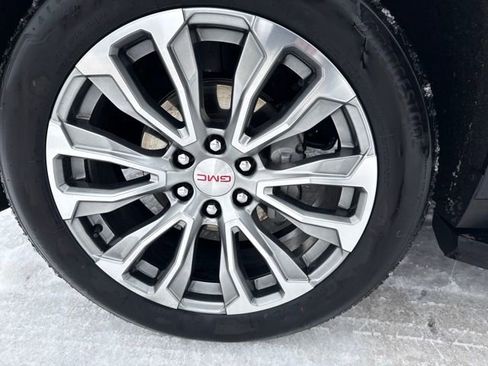 Used 2024 GMC Yukon XL Denali w/ Advanced Technology Package image 27