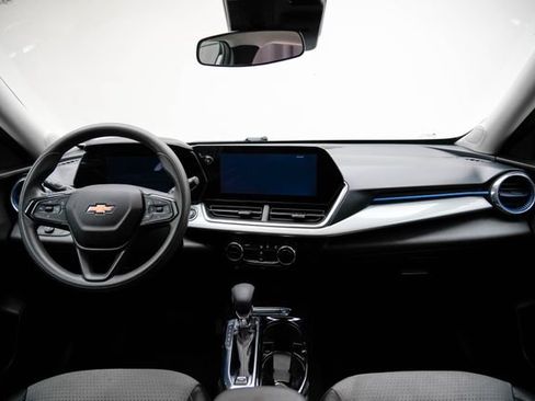 Used 2025 Chevrolet Trax LT FWD image 27