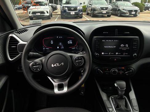 Used 2025 Kia Soul LX w/ LX Technology Package FWD image 12