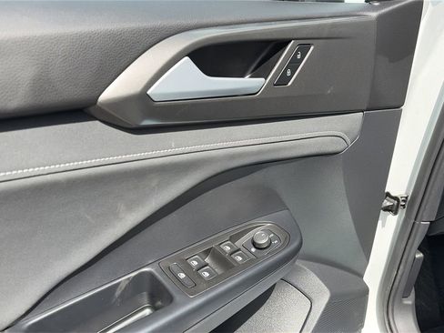 Certified 2025 Volkswagen Taos SE FWD image 18