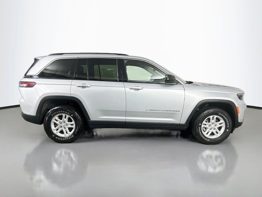 Used 2023 Jeep Grand Cherokee Laredo w/ Luxury Tech Group I AWD/4WD image 10