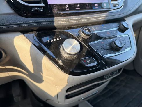 Used 2022 Chrysler Pacifica Touring-L image 16