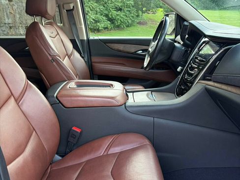 Used 2019 Cadillac Escalade ESV Premium Luxury AWD/4WD image 18