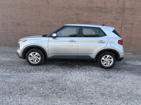 Used 2022 Hyundai Venue SE image 2
