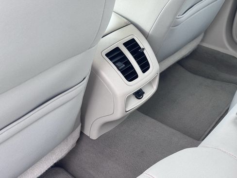 Used 2011 Ford Taurus SE image 29