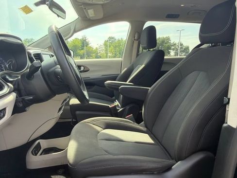 Used 2022 Chrysler Voyager LX FWD image 23