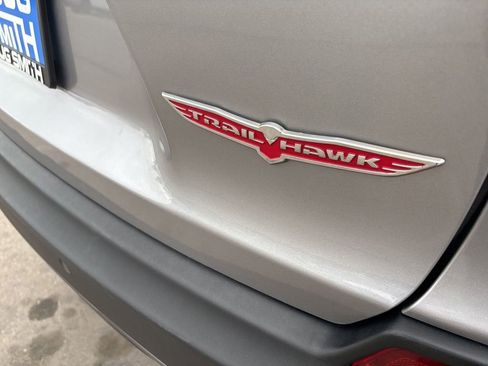 Used 2020 Jeep Cherokee Trailhawk AWD/4WD image 6