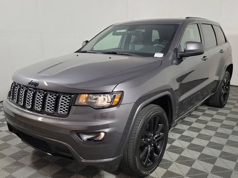 Used 2018 Jeep Grand Cherokee Altitude AWD/4WD image 3