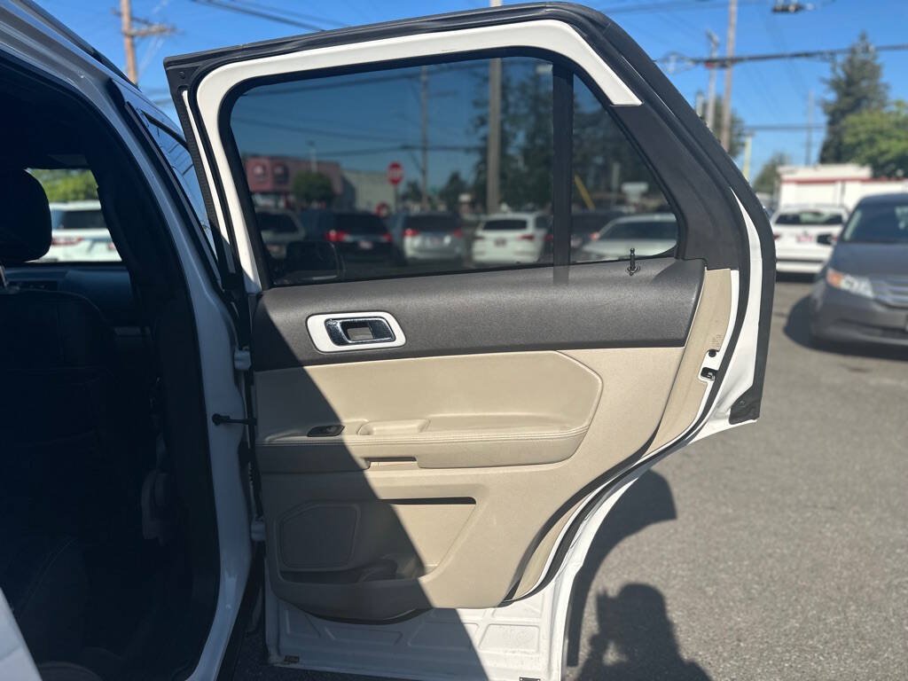 Used 2014 Ford Explorer XLT w/ Equipment Group 201A AWD/4WD image 21