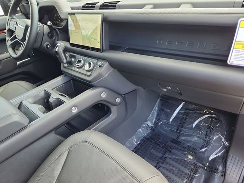 Used 2025 Land Rover Defender 130 X-Dynamic SE image 27