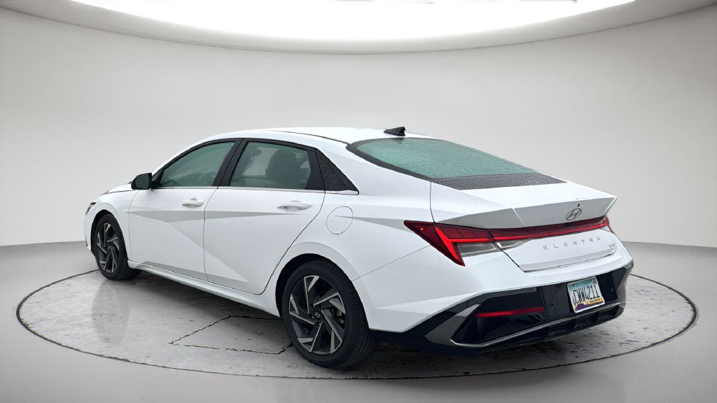 Used 2024 Hyundai Elantra Limited FWD image 5