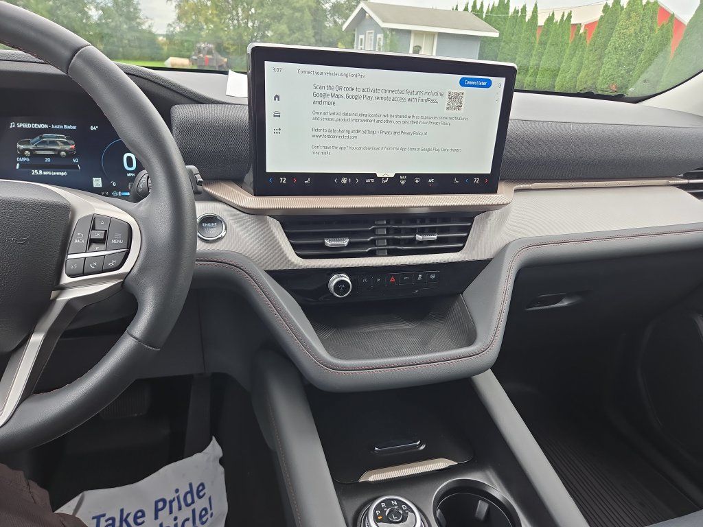 Used 2025 Ford Explorer Active AWD/4WD image 14