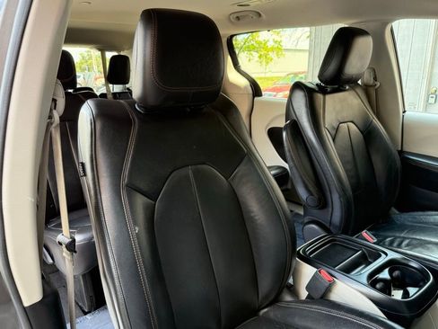 Used 2017 Chrysler Pacifica Touring-L w/ 13 Speaker Alpine Sound Group FWD image 21