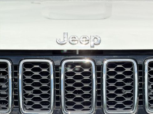 Used 2020 Jeep Grand Cherokee Limited AWD/4WD image 12